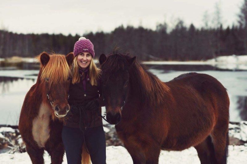 Hippolog Sara Andersson med två islandshästar