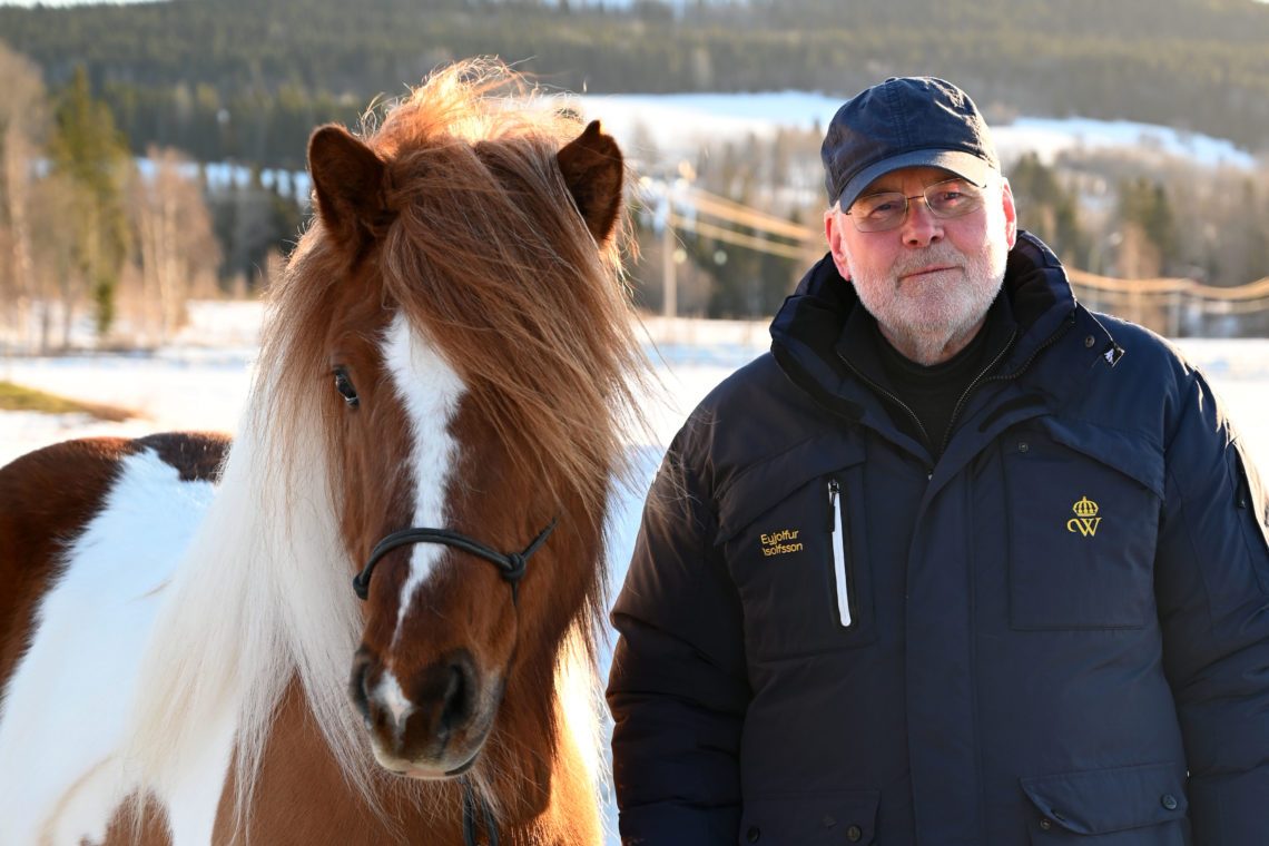 Islandshästskäck syns bredvid man i tjock jacka och keps i vintrigt landskap. Eyjolfur Isolfsson är en av föreläsarna på årets instruktörsseminarie