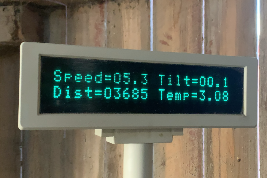 En display i ett stall visar parametrar för fart och distans och temperatur