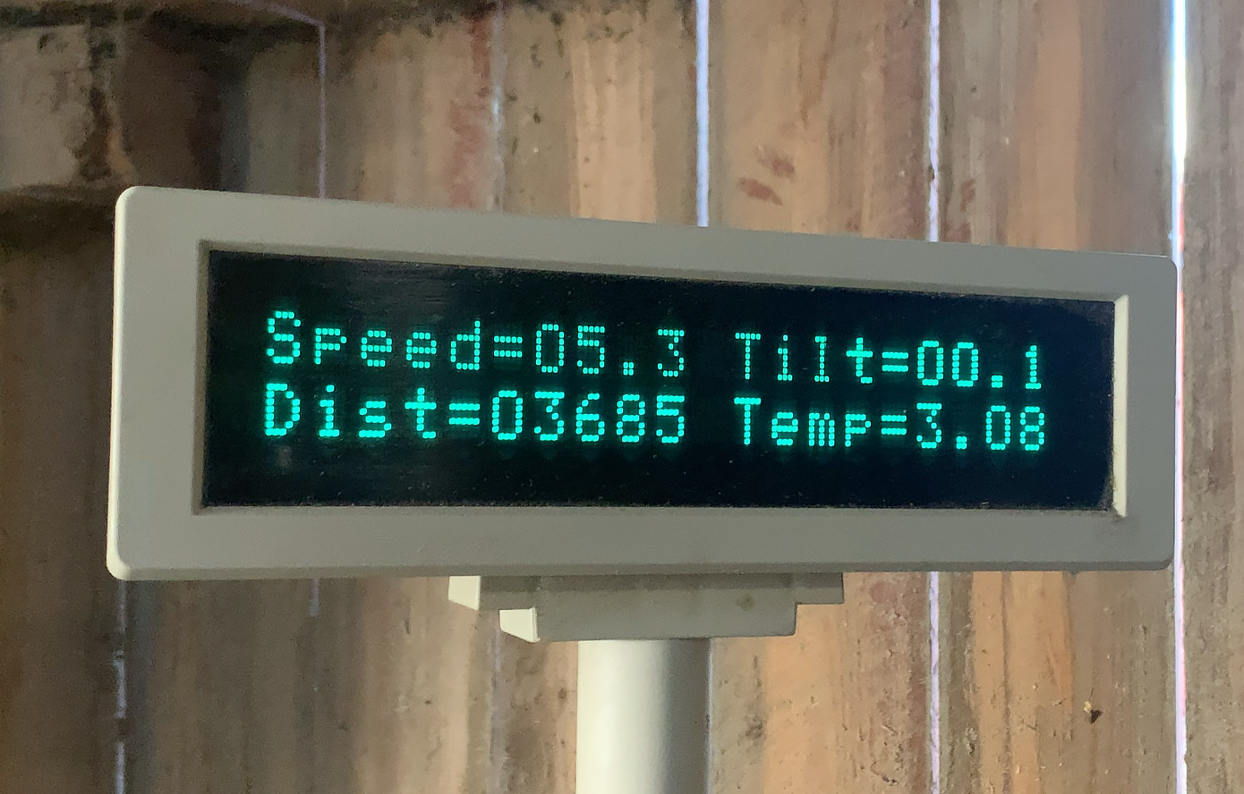 En display i ett stall visar parametrar för fart och distans och temperatur
